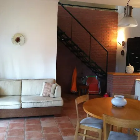 Holiday House In أفيتوس